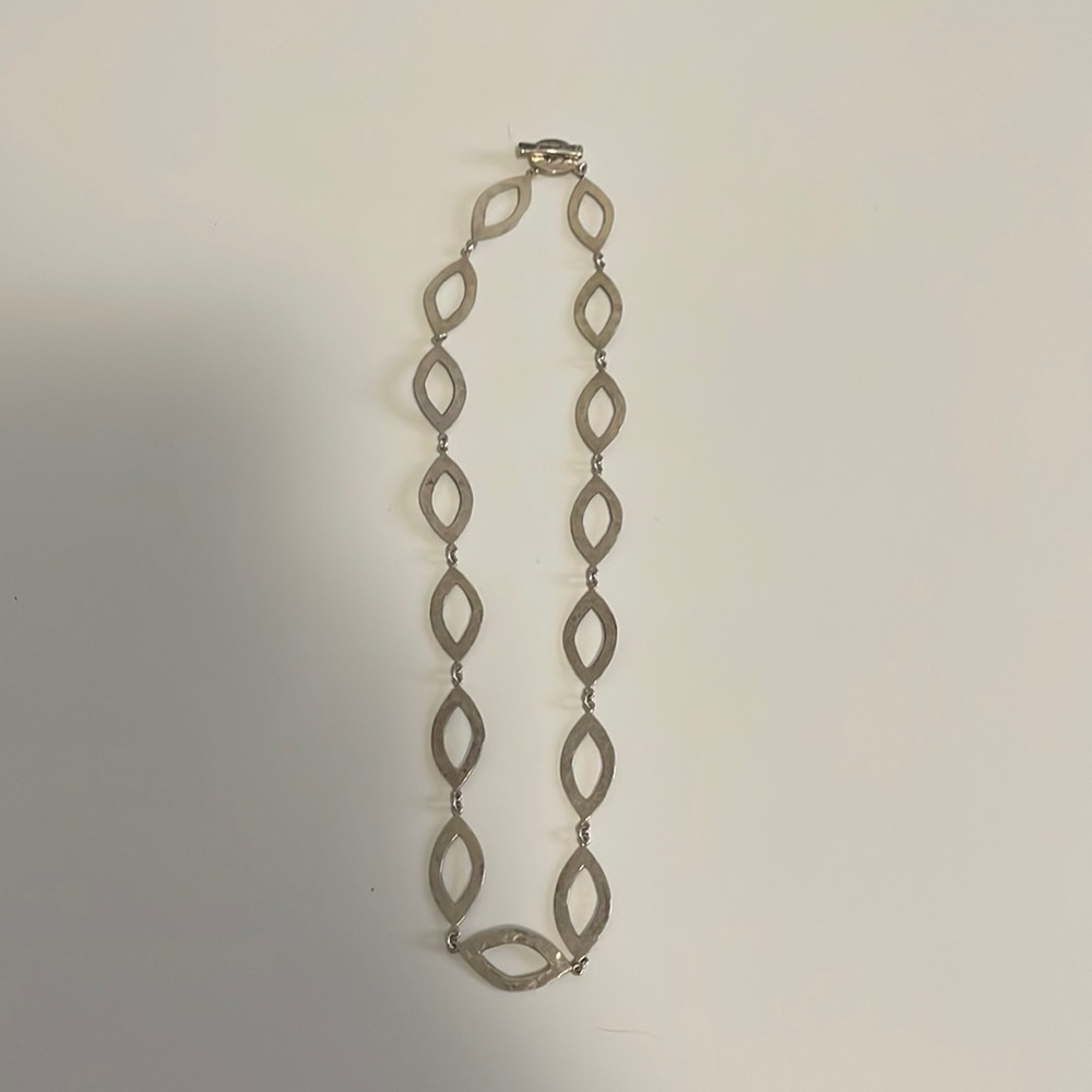 Elegant silver short necklace